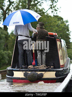 Urlauber Schutz vor Regen auf einem 15-04 Die edstone Aquädukt Kreuz während einer warmen und angenehmen Tag in Warwickshire, Großbritannien. 20. Juni 2019. Stockfoto