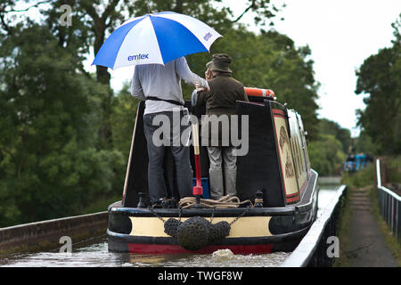 Urlauber Schutz vor Regen auf einem 15-04 Die edstone Aquädukt Kreuz während einer warmen und angenehmen Tag in Warwickshire, Großbritannien. 20. Juni 2019. Stockfoto