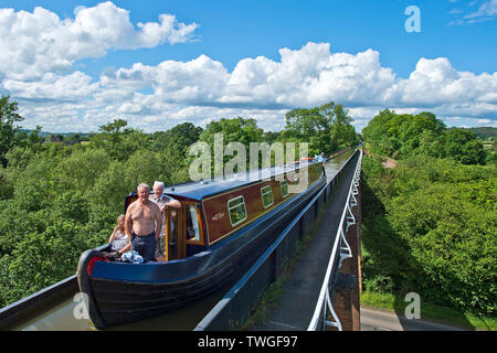 Urlauber auf einem 15-04 Die edstone Aquädukt Kreuz während einer warmen und angenehmen Tag in Warwickshire, Großbritannien. 20. Juni 2019. Stockfoto