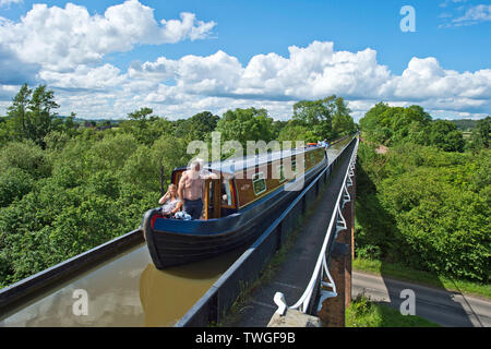 Urlauber auf einem 15-04 Die edstone Aquädukt Kreuz während einer warmen und angenehmen Tag in Warwickshire, Großbritannien. 20. Juni 2019. Stockfoto