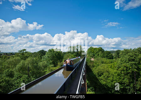 Urlauber auf einem 15-04 Die edstone Aquädukt Kreuz während einer warmen und angenehmen Tag in Warwickshire, Großbritannien. 20. Juni 2019. Stockfoto