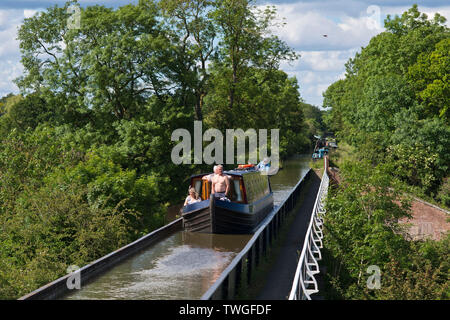 Urlauber auf einem 15-04 Die edstone Aquädukt Kreuz während einer warmen und angenehmen Tag in Warwickshire, Großbritannien. 20. Juni 2019. Stockfoto