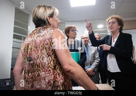 Während der Begehung, Muriel Pénicaud, Ministerin für Arbeit, traf sich mit den Mitarbeitern der Beschäftigung pole Agentur und Arbeitsuchende Stockfoto