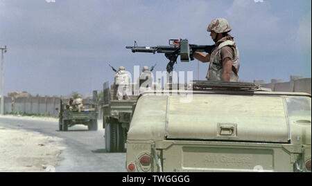 5. November 1993 einen amerikanischen Soldaten bemannt einem M60 Maschinengewehr auf seine Humvee, an der Rückseite eines Konvois in Richtung Norden nach Mogadischu, Somalia. Stockfoto