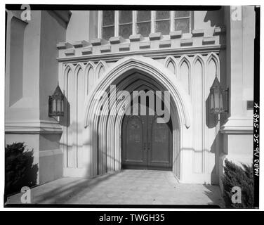 Versenkte HAUPTEINGANG SÜD (VORNE) Höhenlage - die Gnade der episkopalen Kirche, 100 Wentworth Street, Charleston, Charleston County, SC Stockfoto