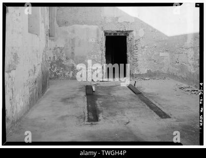 Versenkte HOLZBALKEN IN BETON, (vermutlich für SUPPORTRING TANKS). - El Arsenal, Calle Arsenal, San Juan, San Juan Municipio, PR Stockfoto