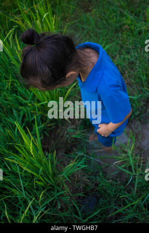 Asiatische Kinder spielen, springen in die schlammige Pfütze im Reisfeld. Hochauflösende Bilder Galerie. Stockfoto