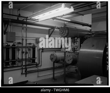 Kältemittel KONDENSATOR TANKS UND LUFTEINLASS DER LÜFTER in der nordöstlichen Ecke von mechanischen ANLAGEN ZIMMER (201), LSB (geb. 751). Vorfilter für Kondensatoren AUF DER LINKEN SEITE DER FOTOGRAFIE. - Der Vandenberg Air Force Base, Space Launch Complex 3, Launch Pad 3 Ost, Napa und Alden Straßen, Lompoc, Santa Barbara County, CA Stockfoto