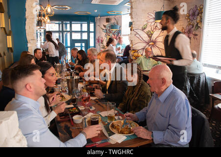 Doncaster, Großbritannien - 11. Mai 2019: Eine große Gruppe von Diners von Nan Geburtstag an der stilvollen La Boca Restaurant & Steakhouse Feiern am Samstag, den 11. Mai um 1 N Stockfoto