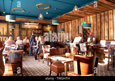 Doncaster, Großbritannien - 11 Mai 2019: Die Gäste genießen ein Argentinisches Steak und das stilvolle Interieur von La Boca Restaurant & Steakhouse am Samstag, den 11. Mai um 1 Nethe Stockfoto