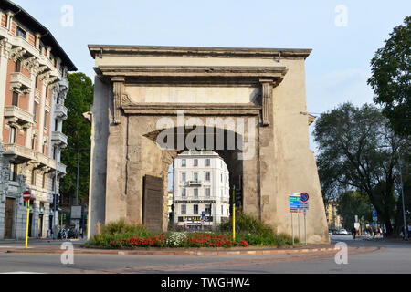 Mailand/Italien - Oktober 10, 2015: Innenansicht von der Teil der Stadt der Porta Romana alte Tor von Mailand mit 2 riesigen alten hölzernen Türen. Stockfoto