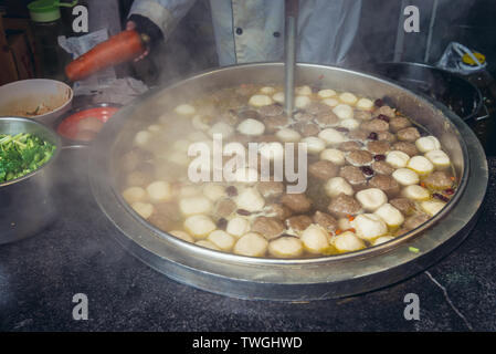 Essen stand mit gekochten Knödeln auf Wangfujing Lebensmittelmarkt in Peking, Hauptstadt von China Stockfoto
