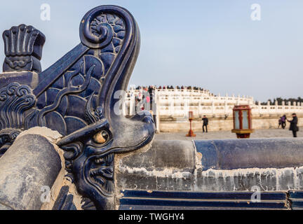 Wand mit blauen Kacheln um kreisförmige Damm Altar im Tempel des Himmels, einer der Bürgermeister Sehenswürdigkeiten in Peking, Hauptstadt von China Stockfoto