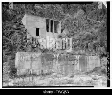 Reste von BETONMISCHANLAGEN IM BAU VON DAM, entfernt der West Bank von Fluss unten DAM verwendet. Blick nach Westen. - Owyhee Dam, über Owyhee Fluss, Nyssa, Malheur County, ODER Stockfoto