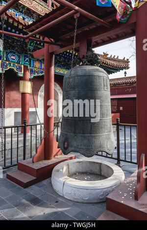 Zeremonielle Bell im Palast des Friedens und der Harmonie einfach Lama Tempel in Peking, Hauptstadt von China Stockfoto