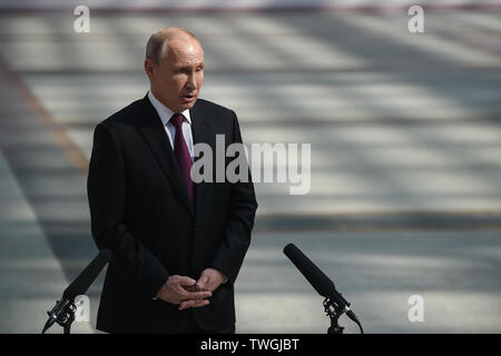 (190620) - Moskau, 20. Juni 2019 (Xinhua) - der russische Präsident Wladimir Putin beantwortet Fragen aus der Presse nach seiner jährlichen Live Call-in der Sitzung in Moskau, Russland, 20. Juni 2019. Die Russen sehen Resultate von nationalen Projekten des Landes, die entworfen sind, um die nationale Wirtschaft und erhöhen den Lebensstandard zu modernisieren, so dass bereits in diesem Jahr der russische Präsident Wladimir Putin sagte Donnerstag. "Die Ergebnisse sollten sich jetzt - in diesem Jahr, weiter, und so weiter. Dies sollte auch Einkommen und Gehälter auswirken", sagte Putin bei seinem jährlichen Live Call-in Session. Mit" 3 LD Writet Stockfoto