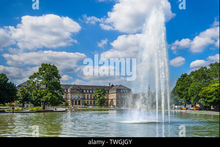 Ansicht des 18. Jahrhunderts neuen Schloss Stuttgart barocken Palast (Neues Schloss), im Eckensee See aus gesehen im Schlossgarten Park, Stuttgart, Baden Würt Stockfoto