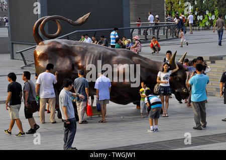 Finanzielle Bull auf den Bund Shanghai China Stockfoto