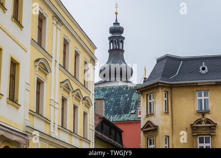 Turm der Kirche des hl. Adalbert von Kloster in Broumov Stadt in Nachod Bezirk der Tschechischen Republik Stockfoto