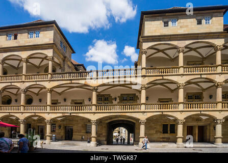 Arkaden im Innenhof des Alten Schlosses (altes Schloß), die ehemalige Residenz der Grafen von Württemberg und ihren Hof Kammer, beherbergt es heute t Stockfoto