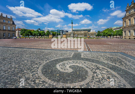 Blick auf den Schloßplatz (Schlossplatz) Stuttgart von den gepflasterten Ehrenhof (Hounour Gericht) des Neuen Schlosses, Stuttgart, Baden-Württemberg, Deutschland Stockfoto