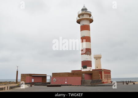 Schönen Leuchtturm und Fischerei Museum In der wunderschönen Bucht, gefüllt mit vulkanischen Steinen in Bajo Ballena. Juli 8, 2013. El Cotillo La Oliva Fuertevent Stockfoto