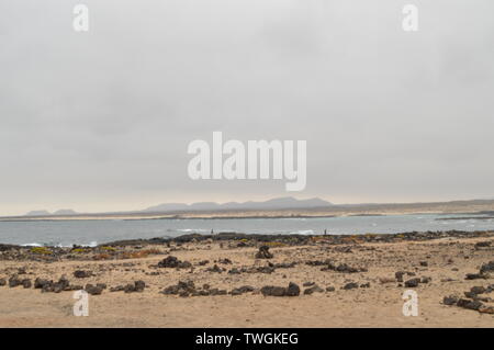 Wunderschöne Bucht Voller vulkanischen Steinen in Bajo Ballena. Juli 8, 2013. El Cotillo La Oliva Fuerteventura Kanarische Inseln. Natur Urlaub Stockfoto