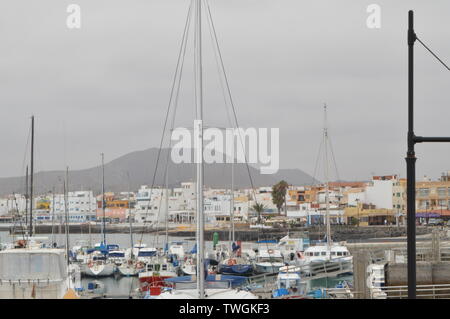 Herrliche Marina voll von teuren Yachten in Corralejo. Juli 8, 2013. Corralejo Fuerteventura Kanarische Inseln. Natur Urlaub Stockfoto