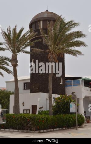 Schönen Leuchtturm gebaut vom Schwarzen Stein Molinera in Caleta De Fuste. Juli 8, 2013. Antigua Fuerteventura Kanarische Inseln Natur Ferien Stockfoto