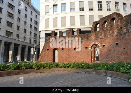 Mailand/Italien - Oktober 10, 2015: Red brick wall blieb von der mittelalterlichen Kathedrale San Giovanni in Conca in Mailand. Stockfoto