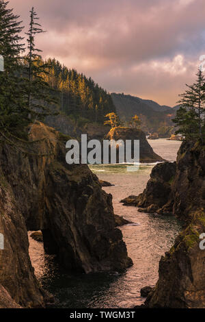 Sonnenaufgang am Samuel Boardman State Scenic Flur. Eine lineare State Park im Südwesten von Colorado, in den Vereinigten Staaten. Es ist 12 Meilen (19 km) lange und Th Stockfoto