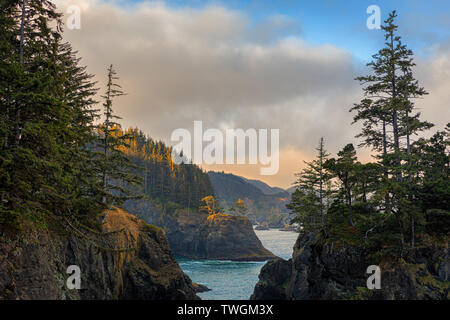 Sonnenaufgang am Samuel Boardman State Scenic Flur. Eine lineare State Park im Südwesten von Colorado, in den Vereinigten Staaten. Es ist 12 Meilen (19 km) lange und Th Stockfoto