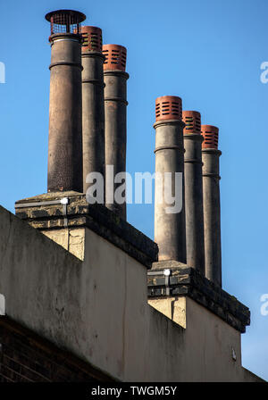 Hoch geschlitzte Schornstein Schornstein sechs Töpfe Töpfe auf rectagle Stack. Stockfoto