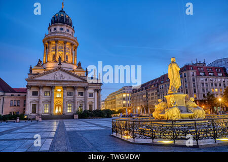 Die Französischen Dom und die Schiller Denkmal auf dem Gendarmenmarkt in Berlin an der Dämmerung Stockfoto