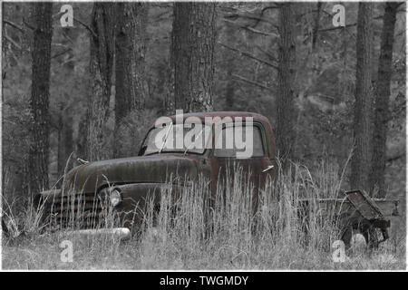 Alte verrostete Ford Aufnahme gefunden in Südcarolina Woods Stockfoto