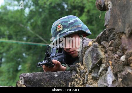 Mitte Juni 2018, bewaffnete Polizei Guangxi Brigade für das zweite Quartal 2018 "Devil's Woche "Extreme training Beibu Bay Area der Vorhang der Krieg in eine seltsame Bergwald in Beihai, Guangxi geöffnet. Hunderte von speziellen Bekämpfung Mitglieder versammelten sich hier in fast 30 catties der Ausrüstung. In den sieben Tage und sechs Nächte erleben, die spezielle Bekämpfung der Mitglieder werden in mehr als 30 Fächern, etwa 10 Kilometer von Bergwald bewaffneten Langlauf, Strand, Wasser Transport Hijacking, Bergwald Erfassung und Vernichtung bekämpfen, Nacht Razzien Zug und so weiter. Stockfoto