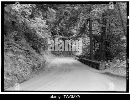 Straße und STÜTZMAUER ZWISCHEN CHANTICLEER POINT UND CROWN POINT. Blickrichtung 158° süd-südöstlich. - Historic Columbia River Highway, Troutdale, Multnomah County, ODER Stockfoto