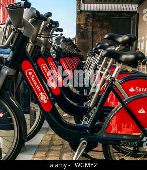 Fahrräder, eine Linie von Santander Boris fahrräder London, Santander Zyklen - Transport for London Stockfoto