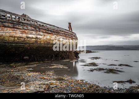 Verlassene alte Fischerboote Fäulnis am Ufer des Sound of Mull in Salen auf der Isle of Mull Stockfoto