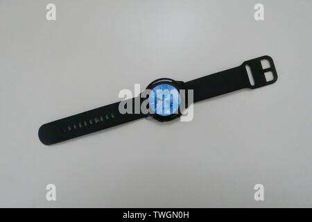 Ein schwarzer Samsung Galaxy aktive Smart watch Anzeige einer standard Zifferblatt auf einem weißen Hintergrund. Stockfoto