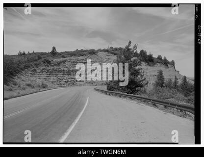 Mit Blick auf Strasse bei "CUT, MIT BLICK AUF SSW. - Mesa Verde National Park Haupteingang Straße, Cortez, Montezuma County, CO Stockfoto