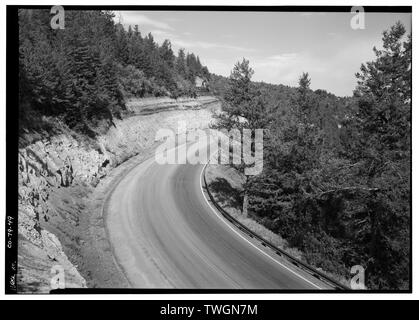 Mit Blick auf Strasse bei "B" abschneiden, W. - Mesa Verde National Park Haupteingang Straße, Cortez, Montezuma County, CO Stockfoto