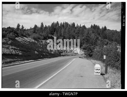 Mit BLICK AUF STRASSE UND WAHLBETEILIGUNG BEI "B" schnitt, SW. - Mesa Verde National Park Haupteingang Straße, Cortez, Montezuma County, CO Stockfoto