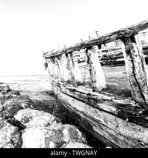 Verlassene alte Fischerboote Fäulnis am Ufer des Sound of Mull in Salen auf der Isle of Mull Stockfoto