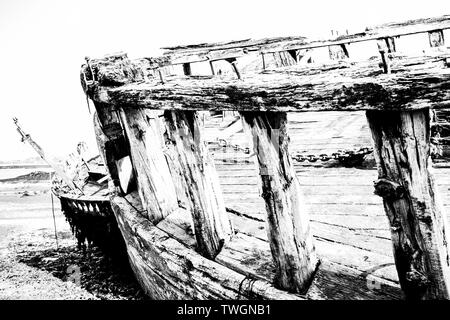 Verlassene alte Fischerboote Fäulnis am Ufer des Sound of Mull in Salen auf der Isle of Mull Stockfoto