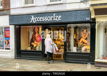 Ein Zweig der Accessorize in Chichester, West Sussex. Stockfoto