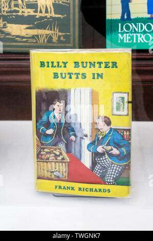 Eine Kopie von Billy Bunter Zigarettenkippen In von Frank Richards im Verkauf in einer Buchhandlung. Stockfoto