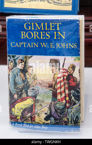 Eine Kopie der Gimlet Bohrungen In von Captain W.E. Johns im Verkauf in einer Buchhandlung. Stockfoto