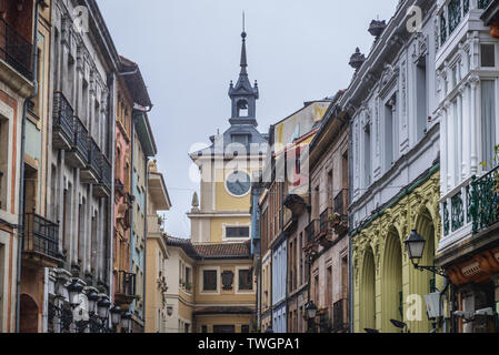 Die Gebäude in der Calle Cimadevilla - eine Straße in Oviedo in Asturien in Spanien, mit Turm des Rathauses Gebäude Stockfoto