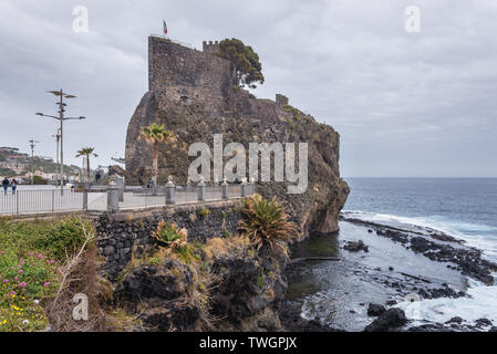 Blick vom Schloss Quadrat auf Burg in Aci Castello Gemeinde in der Stadt Catania auf Sizilien Insel in Italien Stockfoto